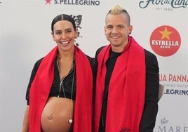 La presentadora Cristina Pedroche posando embarazada junto a su marido, el cocinero Dabiz Muñoz.