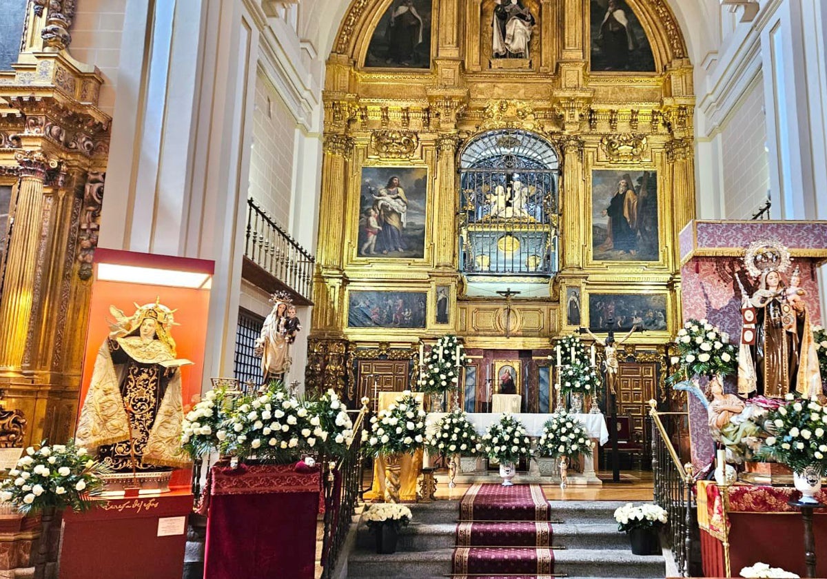 La iglesia de la Anunicación ya luce las 1.000 rosas blancas.