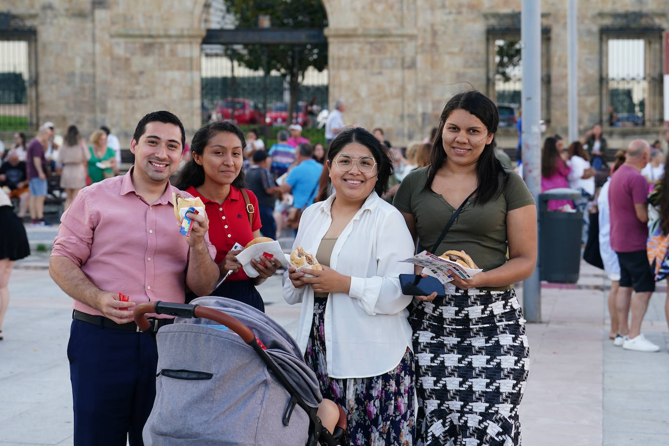 Así ha sido el reparto de hamburguesas gratuitas en defensa de la ganadería