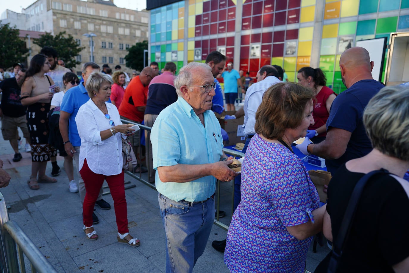 Así ha sido el reparto de hamburguesas gratuitas en defensa de la ganadería