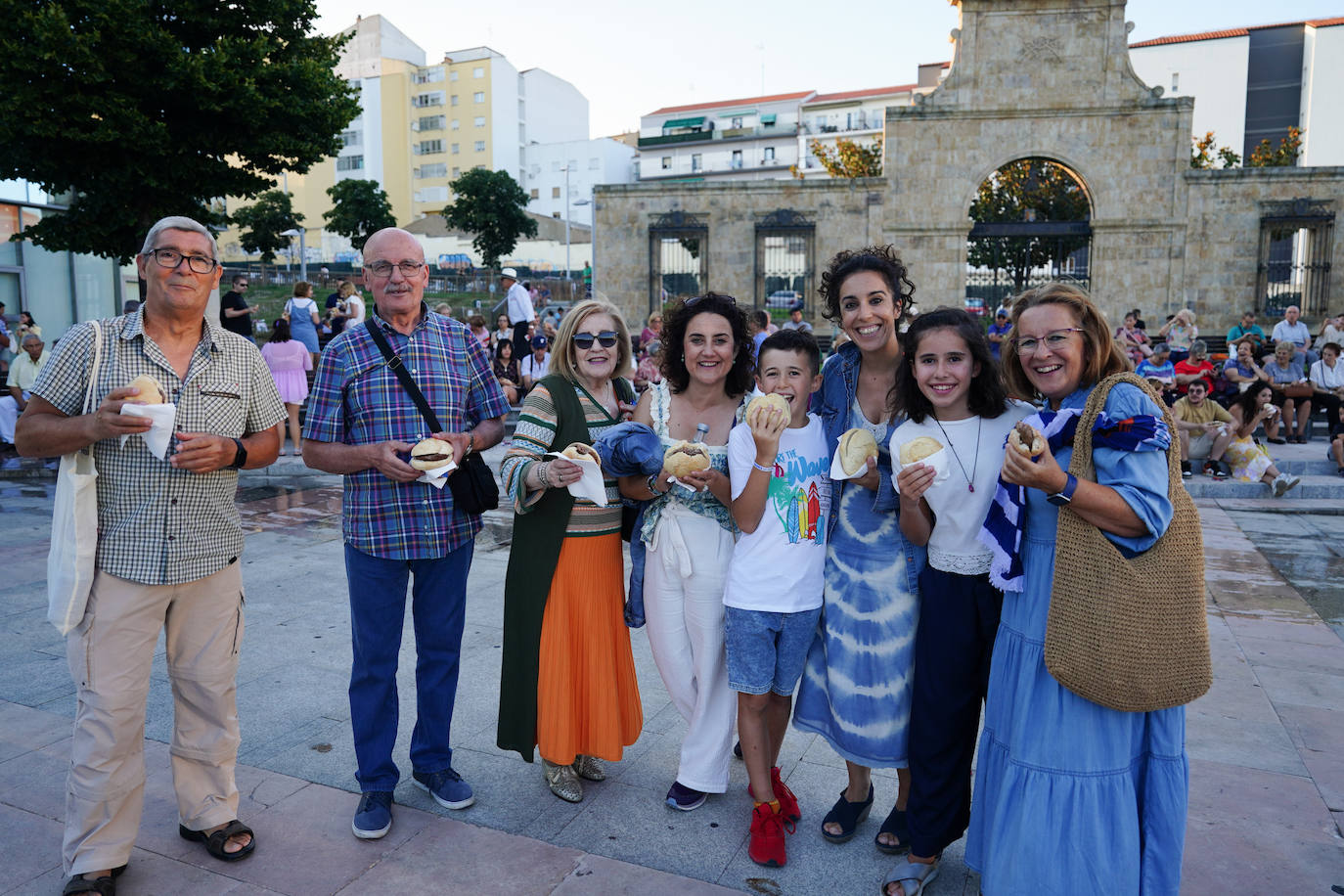 Así ha sido el reparto de hamburguesas gratuitas en defensa de la ganadería