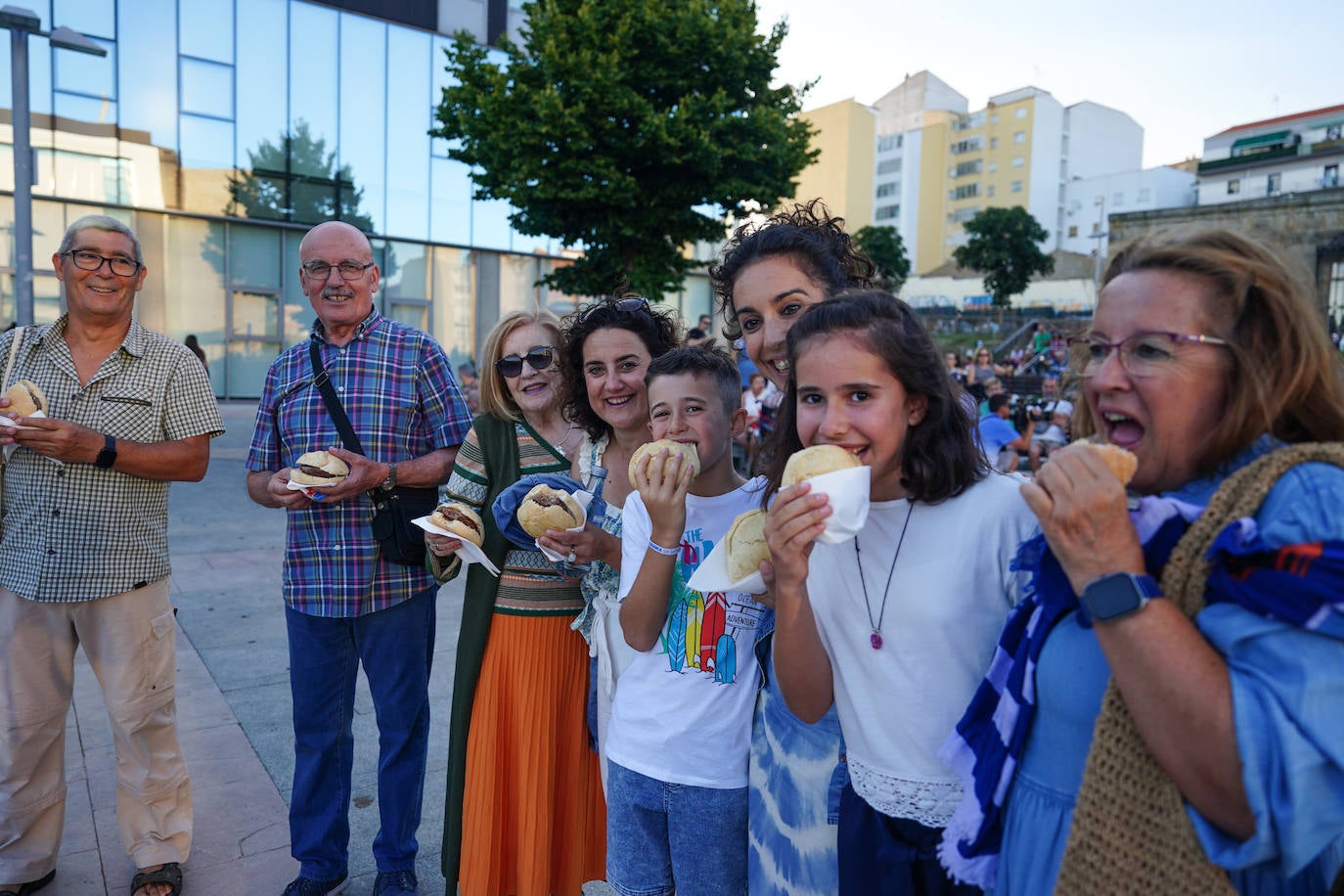 Así ha sido el reparto de hamburguesas gratuitas en defensa de la ganadería