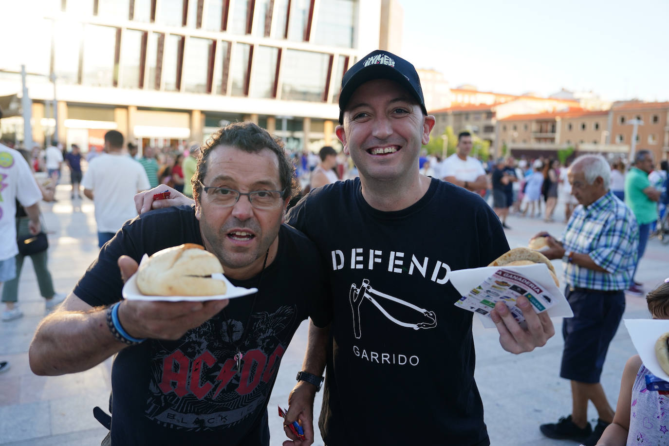 Así ha sido el reparto de hamburguesas gratuitas en defensa de la ganadería