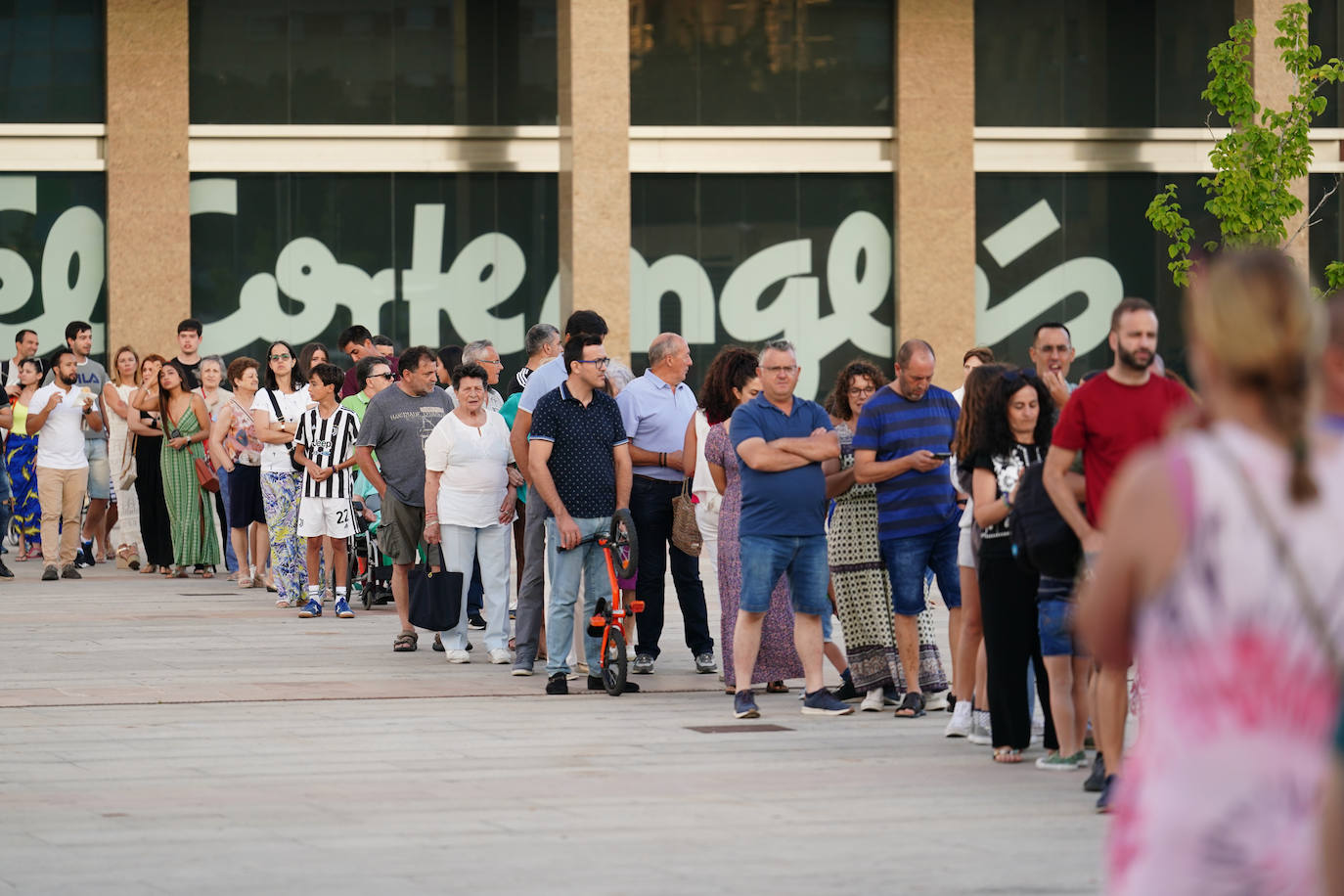 Así ha sido el reparto de hamburguesas gratuitas en defensa de la ganadería