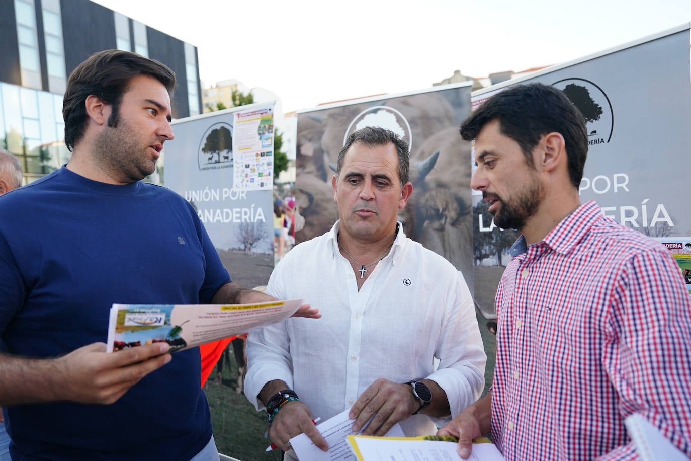 Así ha sido el reparto de hamburguesas gratuitas en defensa de la ganadería