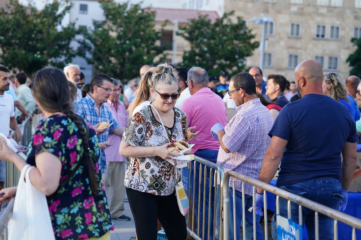 Así ha sido el reparto de hamburguesas gratuitas en defensa de la ganadería