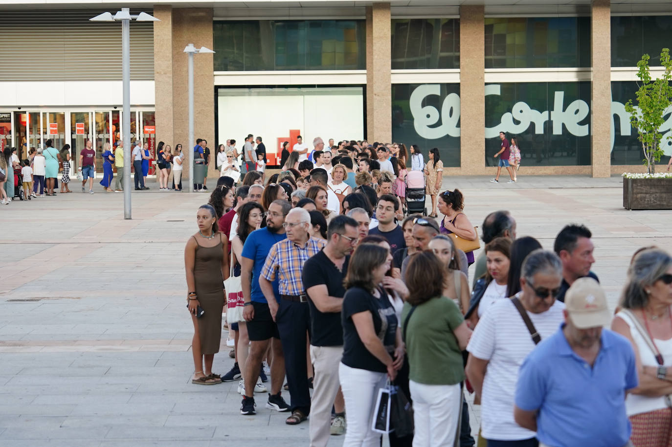 Así ha sido el reparto de hamburguesas gratuitas en defensa de la ganadería