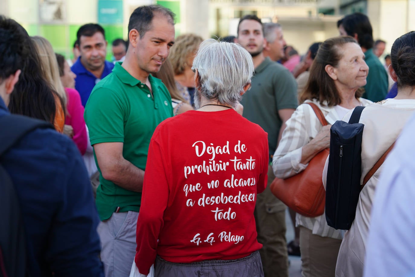 Así ha sido el reparto de hamburguesas gratuitas en defensa de la ganadería