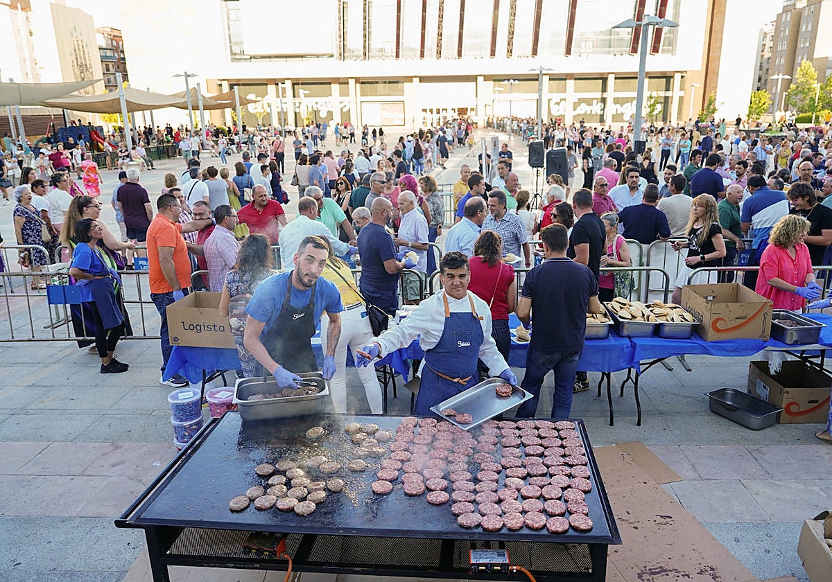 Así ha sido el reparto de hamburguesas gratuitas en defensa de la ganadería