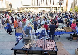 Multitudinario reparto de hamburguesas