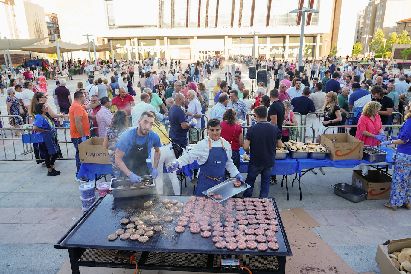 Así ha sido el reparto de hamburguesas gratuitas en defensa de la ganadería