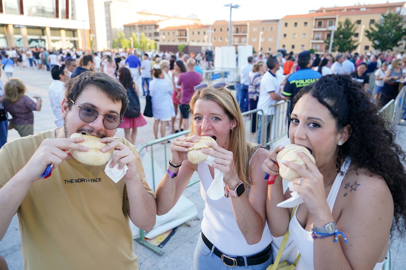 Así ha sido el reparto de hamburguesas gratuitas en defensa de la ganadería