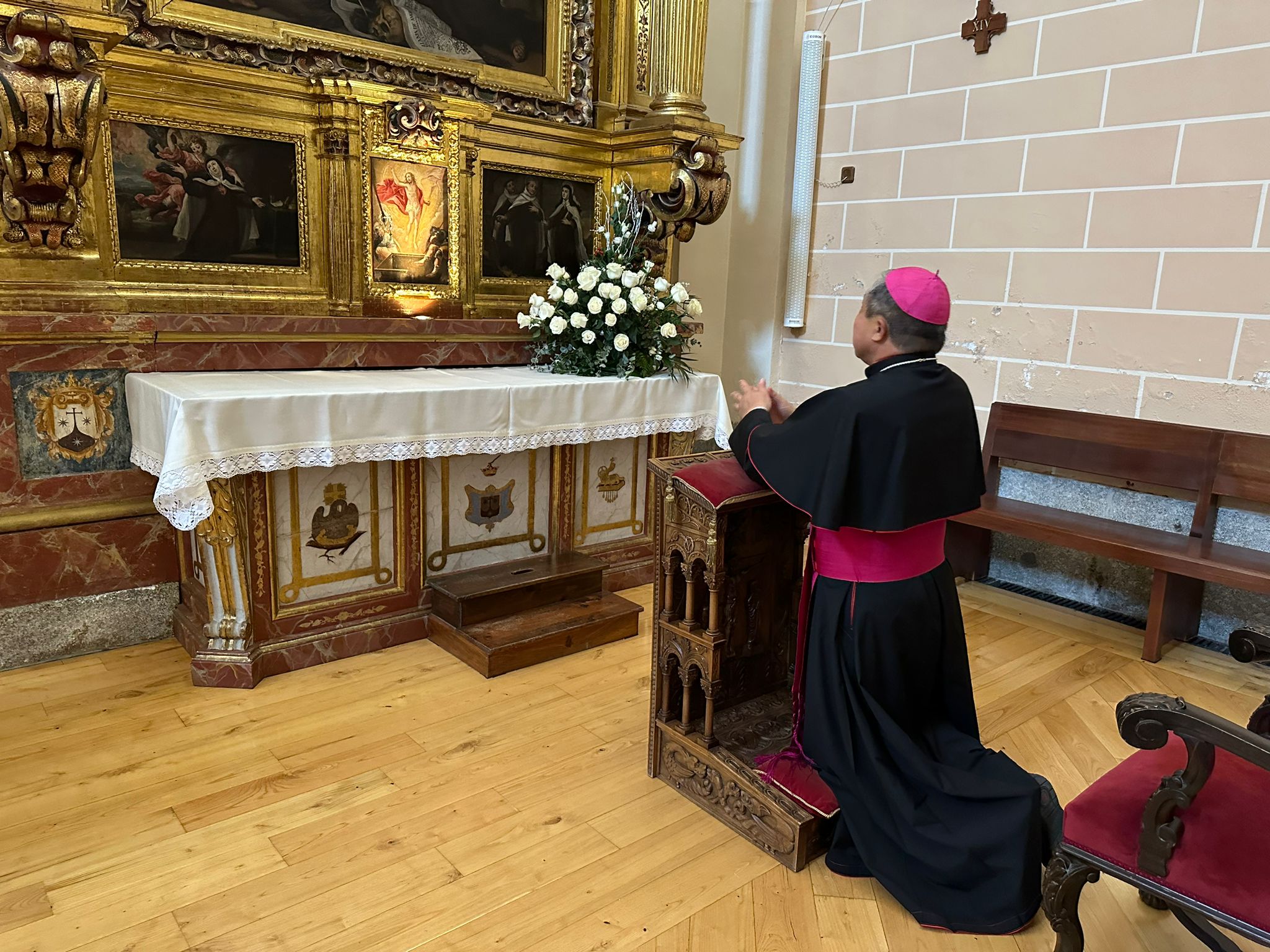 El nuncio del Papa Francisco visita Alba de Tormes y peregrina al sepulcro de Santa Teresa