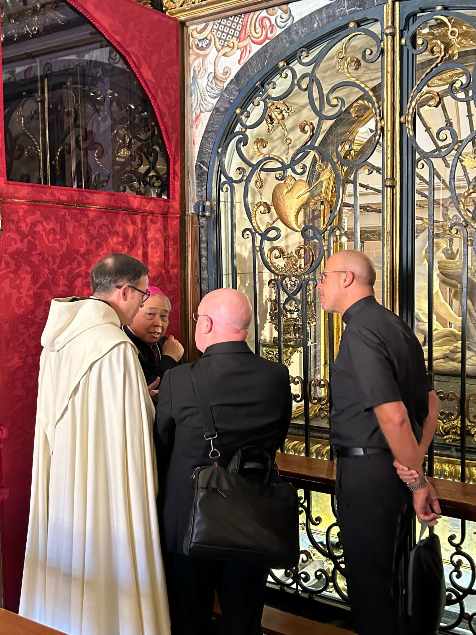 El nuncio del Papa Francisco visita Alba de Tormes y peregrina al sepulcro de Santa Teresa