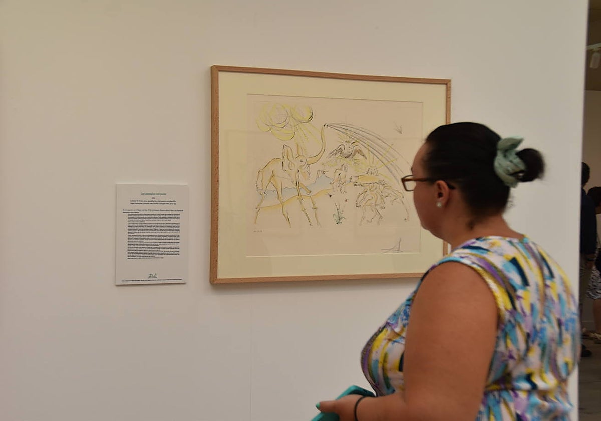 Una mujer contempla una de las obras expuestas de Dalí en Santa Marta.