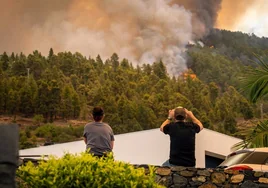 Vecinos contemplando el incendio de La Palma