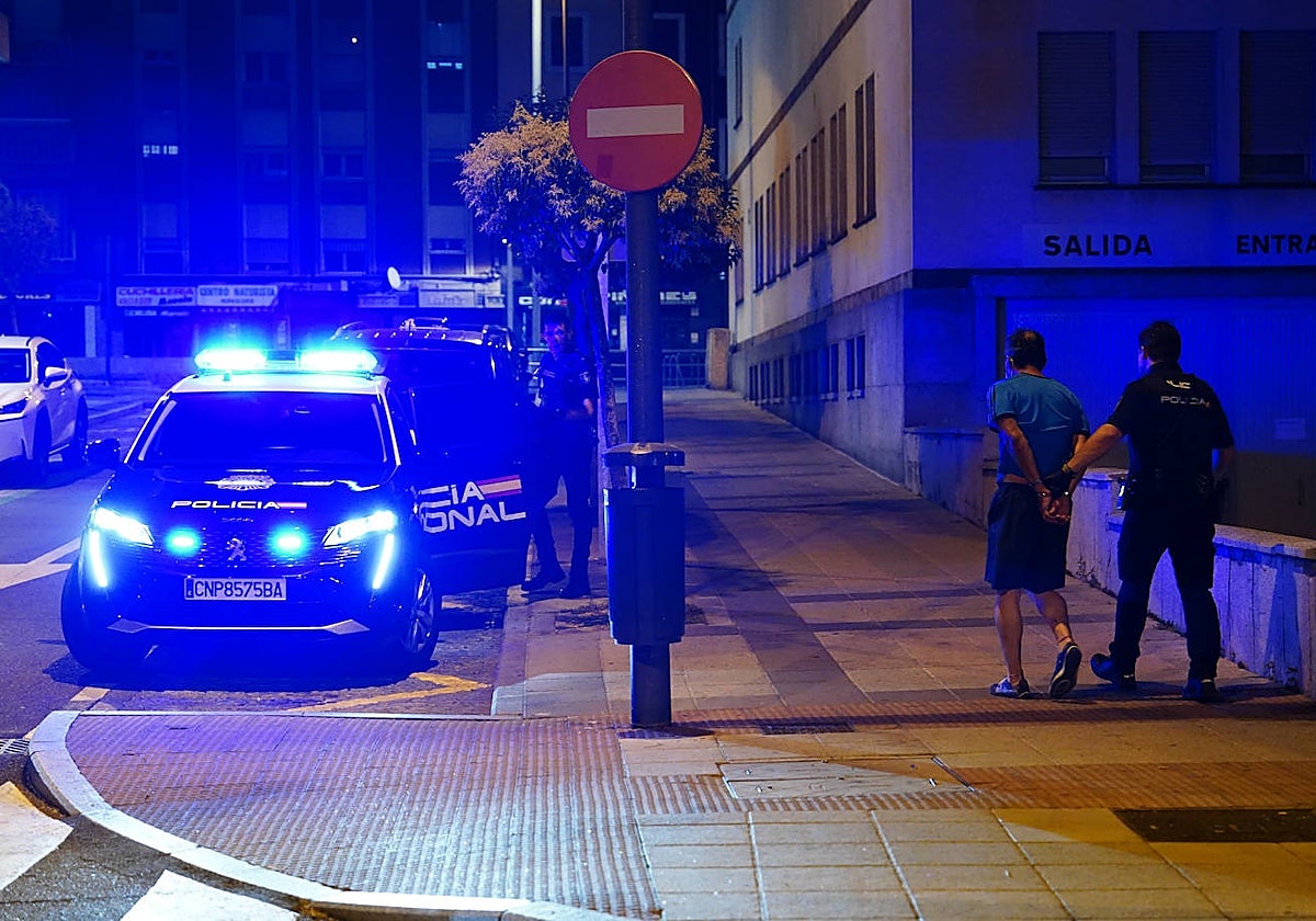 La Policía se lleva a un detenido a Comisaría