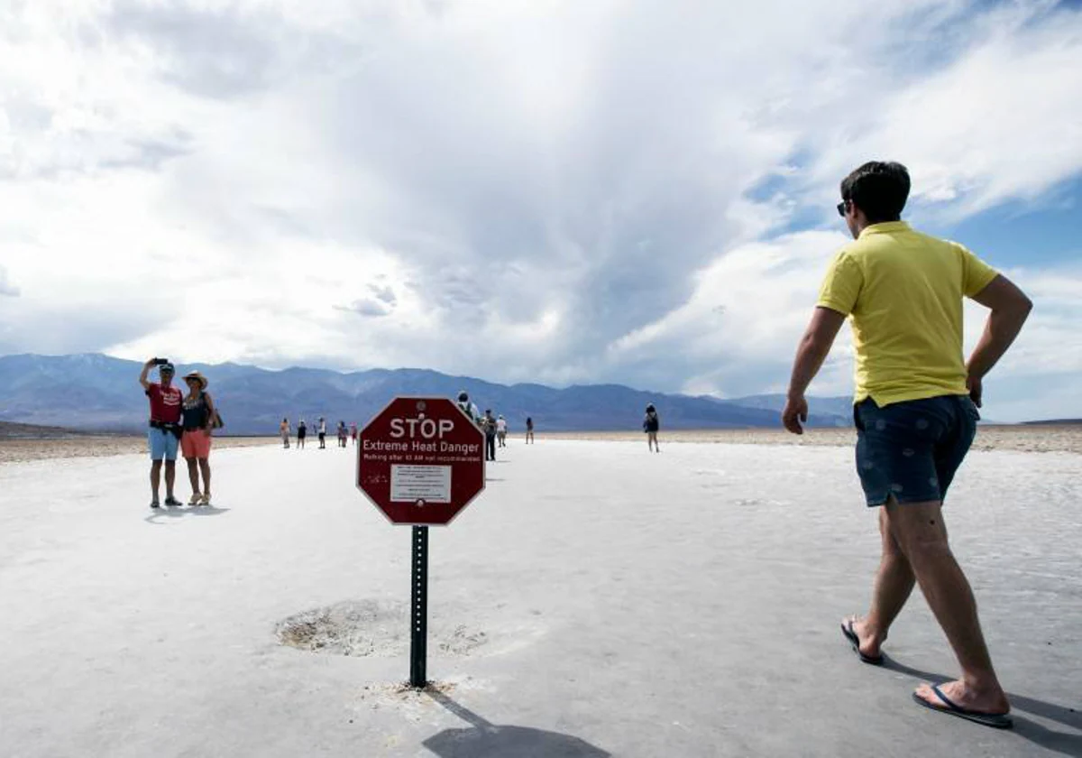El Valle de la Muerte se llena de turistas para ver el récord mundial de temperatura