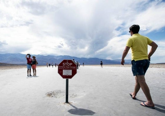 Turistas visitando el Valle de la Muerte de California, en EEUU