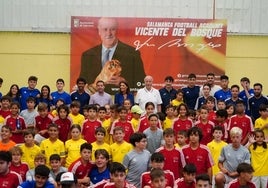 Vicente del Bosque junto a colaboradores y niños.