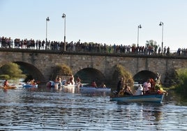 La Virgen del Carmen surca las aguas del Tormes en Alba.