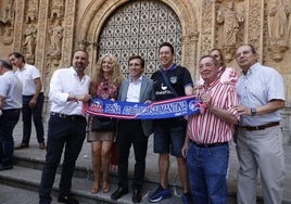 El alcalde de Madrid se fotografió con miembros de la Peña Atlética Salmantina