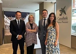 José Domingo Chanca, Belén Martín,  Óscar Alonso y Azucena Espinosa, máximos responsables de la nueva Store y de Caixabank en Salamanca