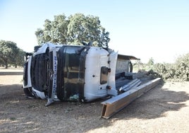 El camión siniestrado transportaba vigas de hierro