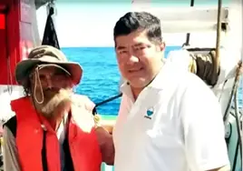 Tim Shaddock junto a uno de los tripulantes del barco que lo rescató