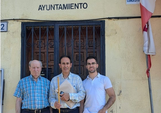 La nueva corporación de Salvatierra de Tormes: Vicente Martín García, Eusebio García García y Álvaro García de la Iglesia.