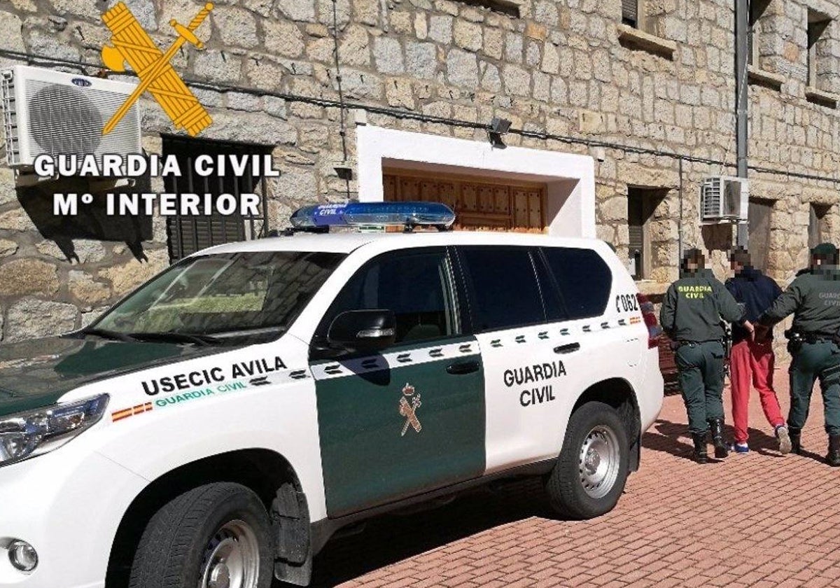 Coche de la Guardia Civil de Ávila en Cebreros