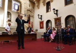 Javier Iglesias muestra el bastón de mando de la Diputación.