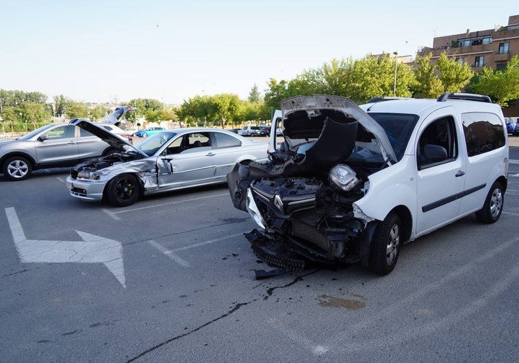 Violento choque frontal  que deja atrapado a un conductor en el Camino de las Aguas