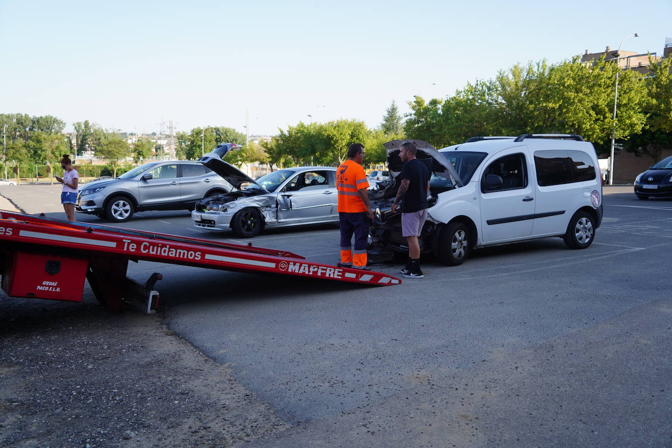 Violento choque frontal que deja atrapado a un conductor en el Camino de las Aguas