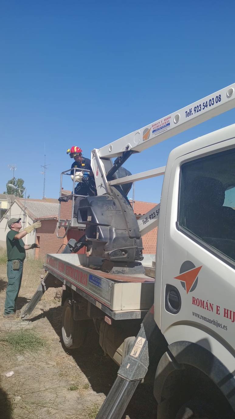 Rescatada una cigüeña atrapada en un campanario durante varios días en Cantaracillo