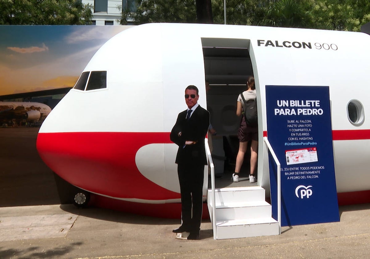 Maqueta del Falcon 900 en la Plaza de Colón