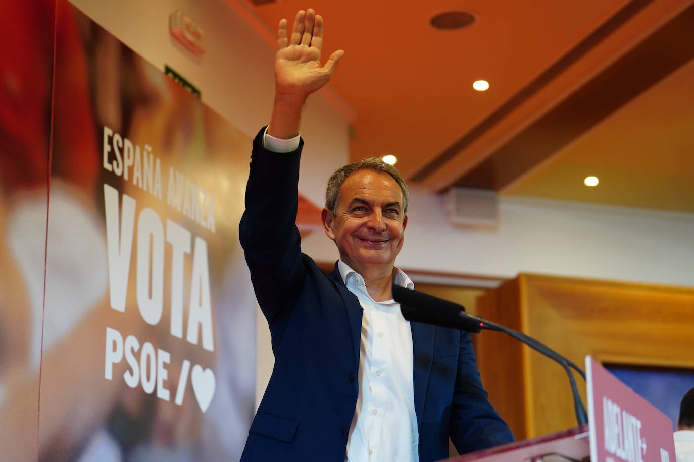 Zapatero pide en Salamanca a los votantes de centro y los de Podemos el voto para el PSOE