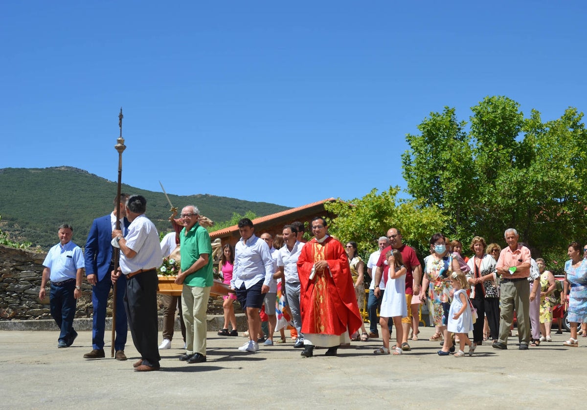 Procesión por las calles de Rinconada de la Sierra