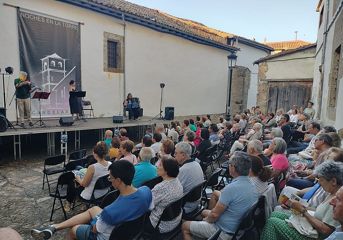 El público llenó ayer la plaza de la torre para ver la actuación de «Manusser».