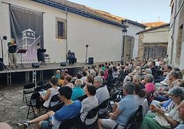 El público llenó ayer la plaza de la torre para ver la actuación de «Manusser».