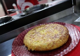 Una tortilla de patata, lista para servirse en un bar.