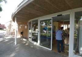 Entrada al centro de salud con las nuevas puertas recientemente instaladas por la Junta de Castilla y León