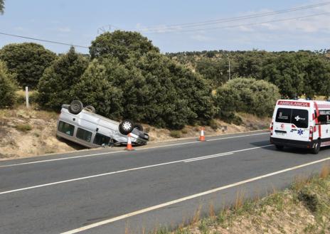 Imagen secundaria 1 - Una mujer herida tras un accidente en la carretera de Alba de Tormes