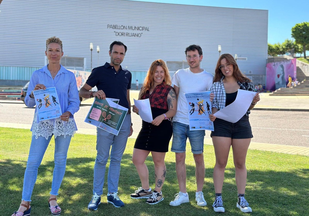 Los concejales María José García y Salva Ruano, junto a los monitores de los programas Casjuvi y Adosvi, Judith, Daniel y Olga, han presentado las actividades.