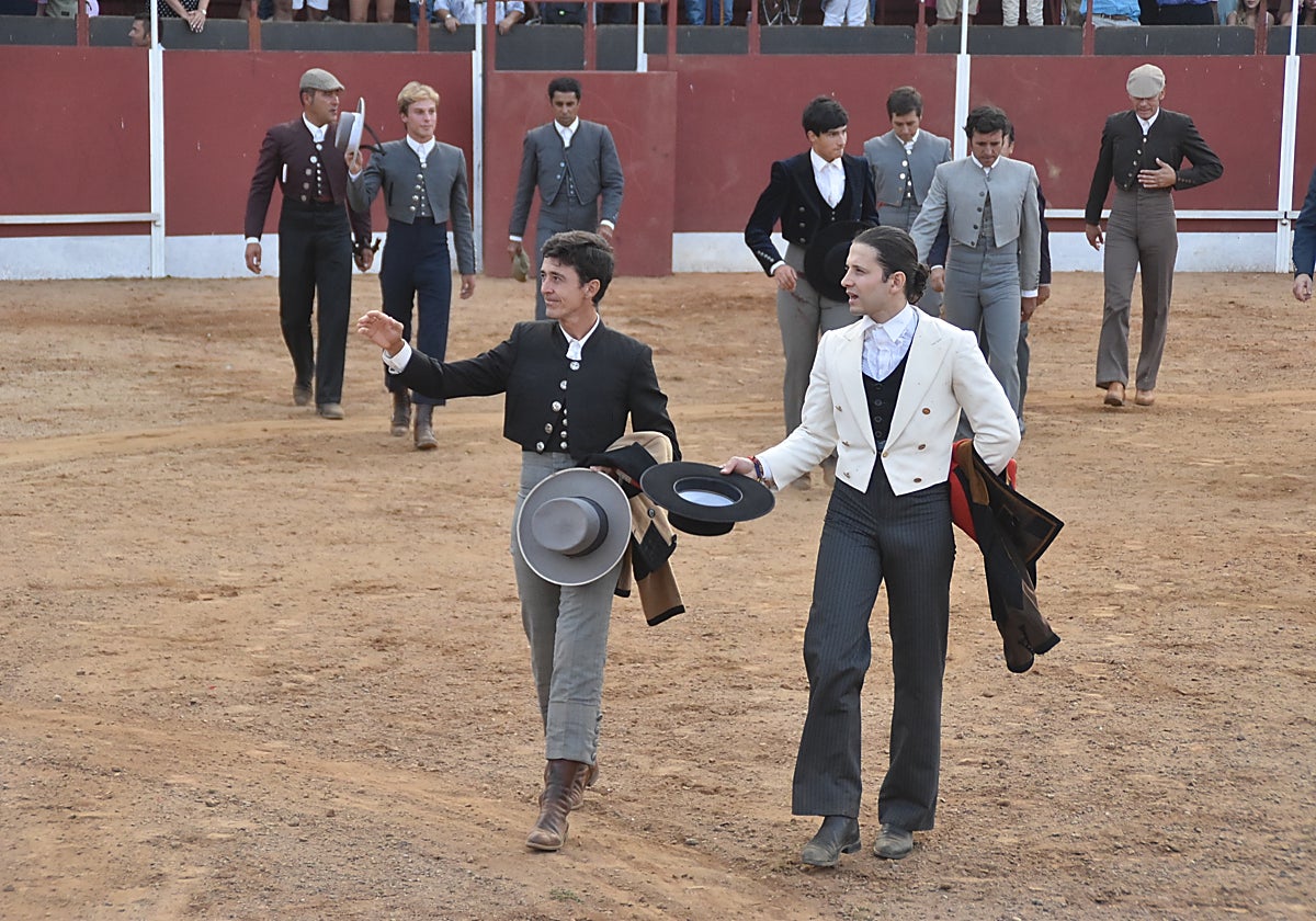 Ek Capea y Sebastían Ritter con el resto de diestros, en la salida de la plaza de toros de Candelario.