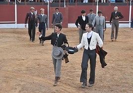Ek Capea y Sebastían Ritter con el resto de diestros, en la salida de la plaza de toros de Candelario.