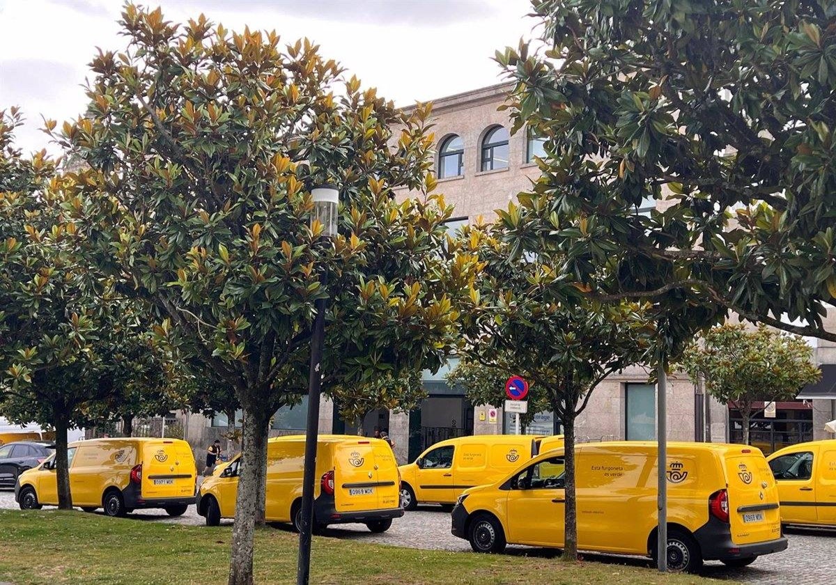 Un conjunto de vehículos de Correos.