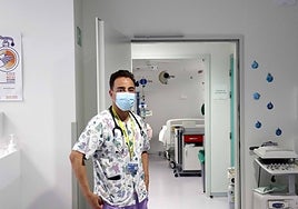 El pediatra especialista en cuidados intensivos, Pedro Gómez de Quero, formó parte de la creación de la UCI salmantina en 2003.