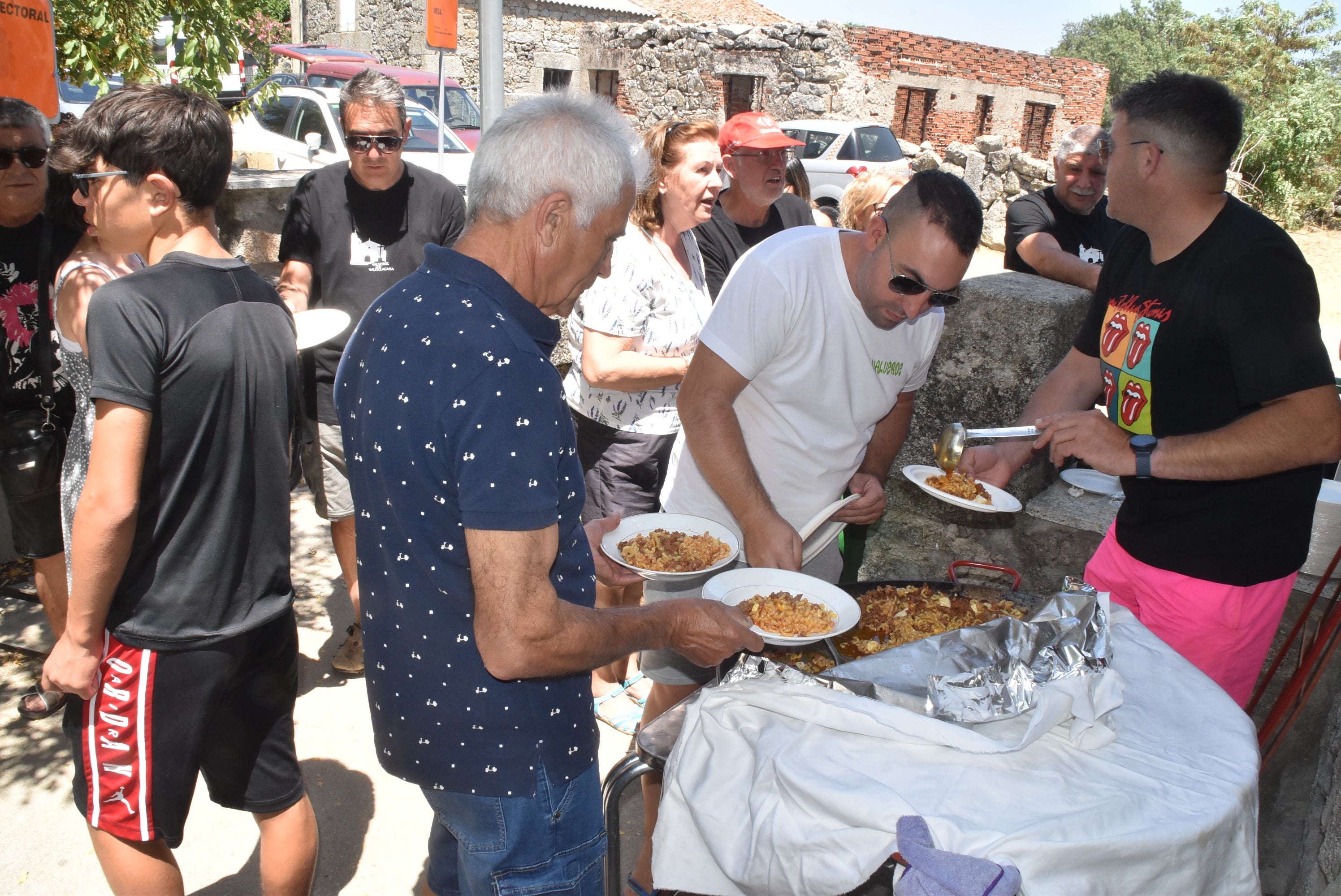 Fideuá y pasta en las fiestas de Santiago en Valverde de Valdelacasa