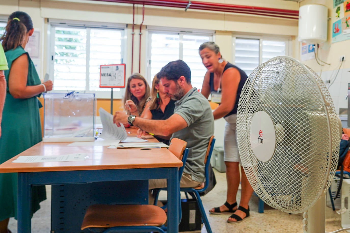 Colegios electorales con ventiladores en Sevilla